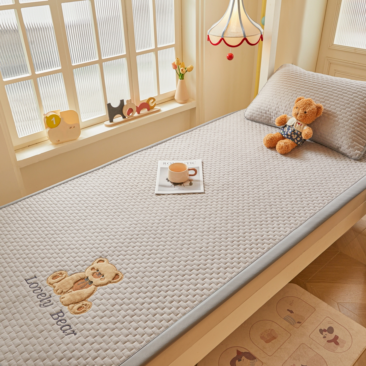 91家纺网 家纺一手货源 找家纺 （总）爱思凯家纺 2026新款皱皱纱-夹棉咖崽熊床褥-学生款