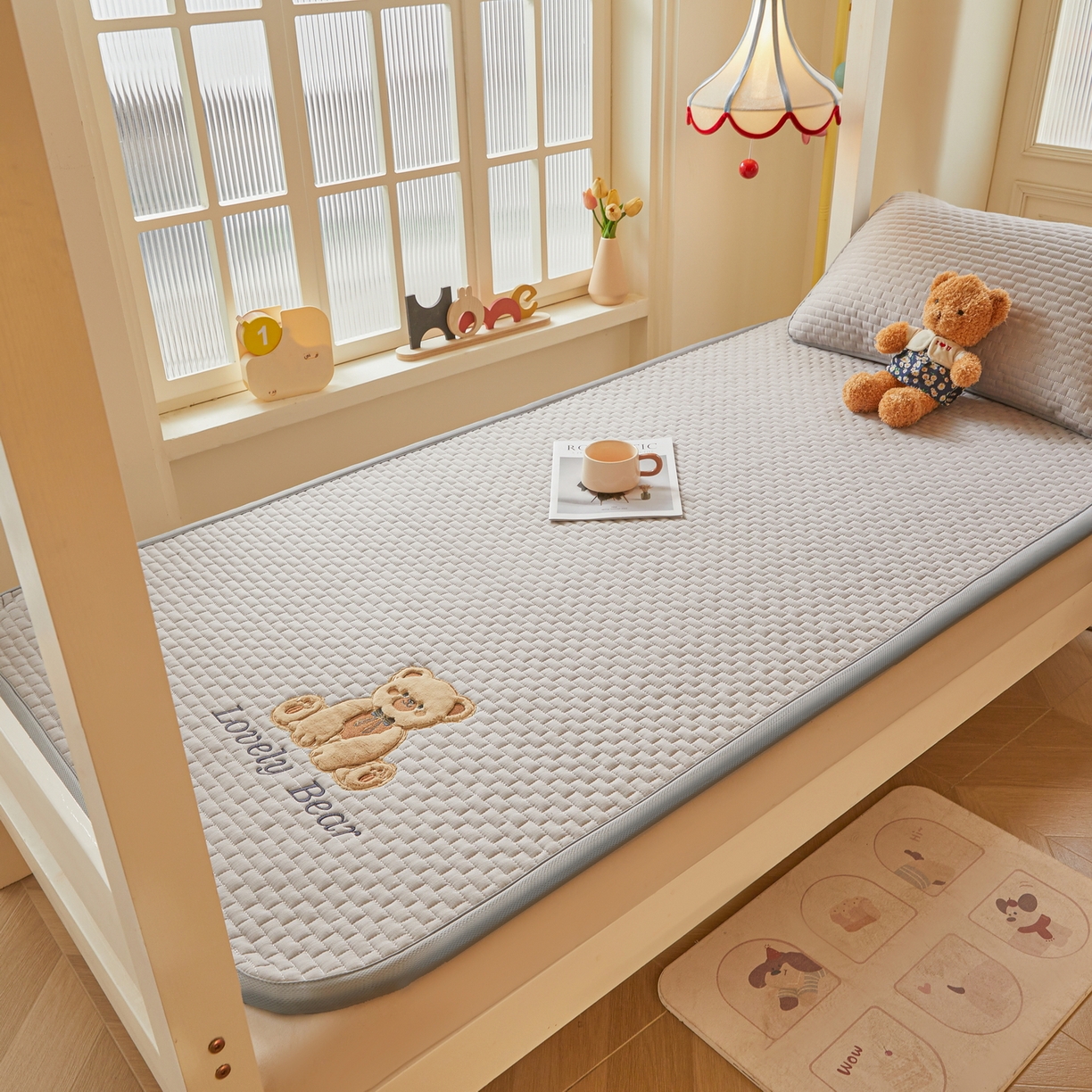 91家纺网 家纺一手货源 找家纺 （总）爱思凯家纺 2026新款皱皱纱-夹棉咖崽熊床褥-学生款