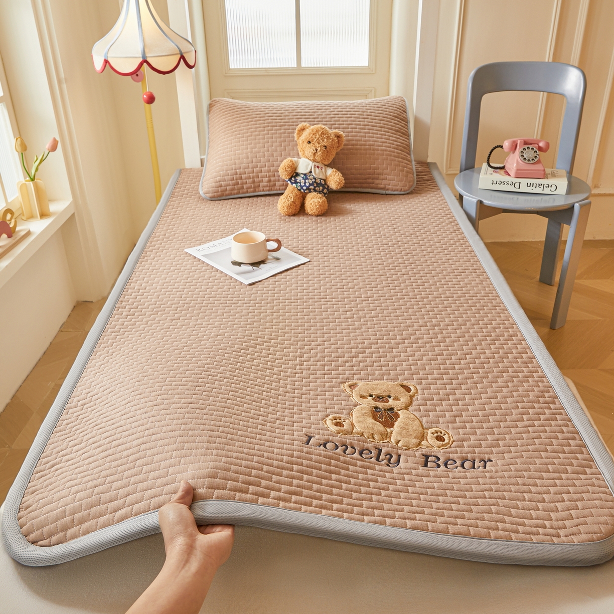 91家纺网 家纺一手货源 找家纺 （总）爱思凯家纺 2026新款皱皱纱-夹棉咖崽熊床褥-学生款