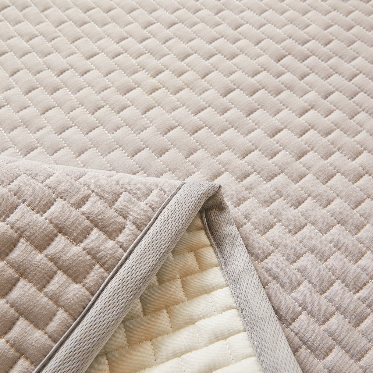 91家纺网 家纺一手货源 找家纺 （总）爱思凯家纺 2026新款皱皱纱-夹棉咖崽熊床褥-学生款