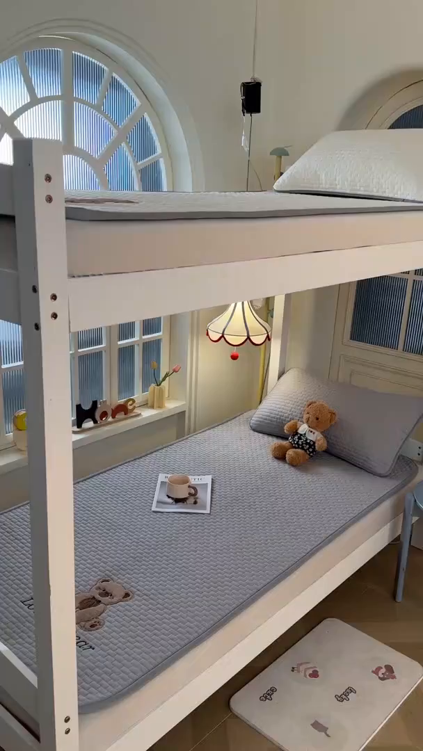 91家纺网 家纺一手货源 找家纺 （总）爱思凯家纺 2026新款皱皱纱-夹棉咖崽熊床褥-学生款