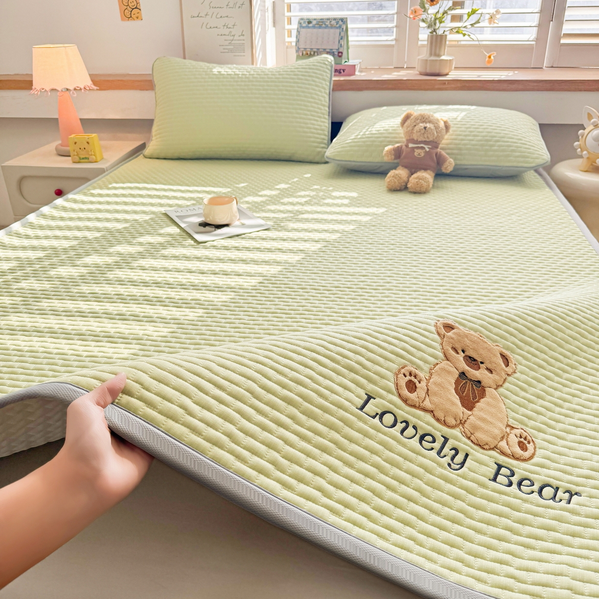 91家纺网 家纺一手货源 找家纺 （总）爱思凯家纺 2026新款皱皱纱-夹棉咖崽熊床褥-成人款