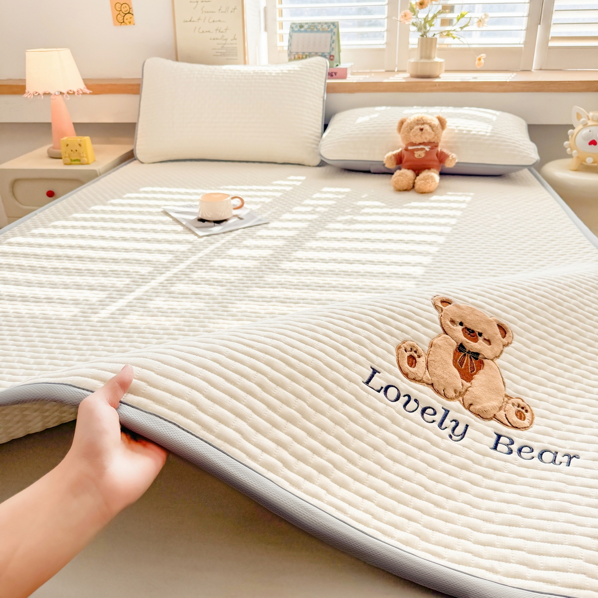 91家纺网 家纺一手货源 找家纺 （总）爱思凯家纺 2026新款皱皱纱-夹棉咖崽熊床褥-成人款