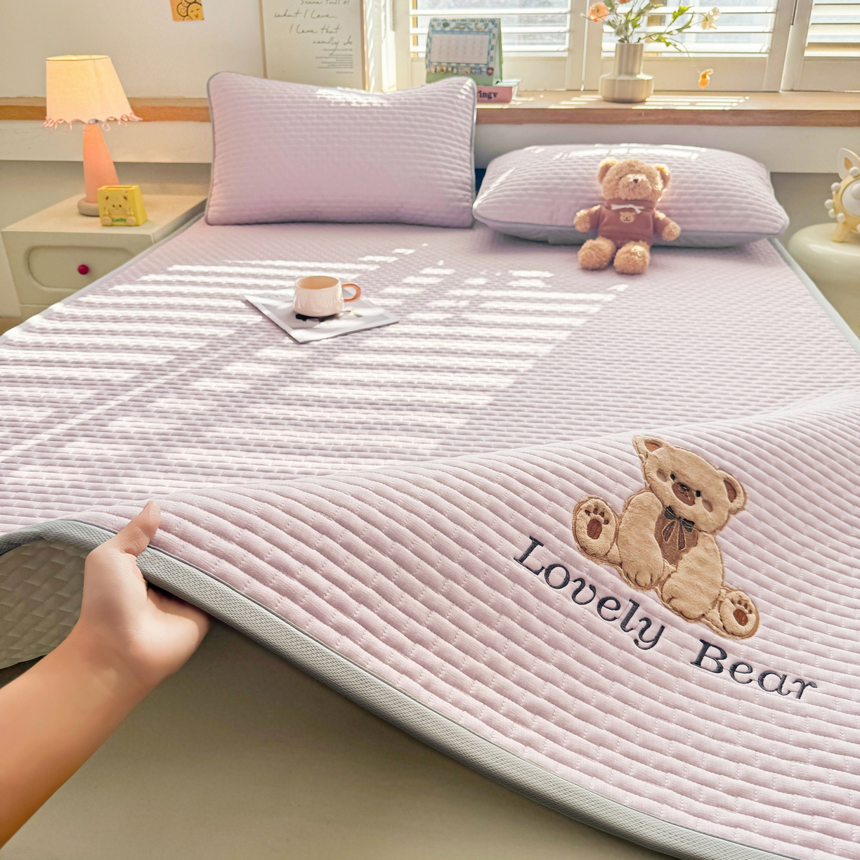 91家纺网 家纺一手货源 找家纺 （总）爱思凯家纺 2026新款皱皱纱-夹棉咖崽熊床褥-成人款