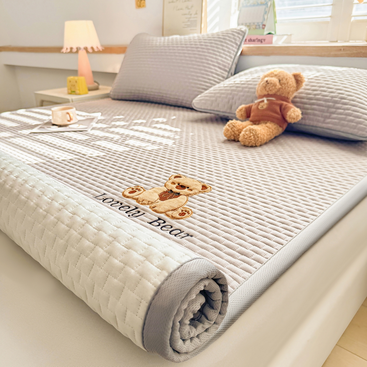 91家纺网 家纺一手货源 找家纺 （总）爱思凯家纺 2026新款皱皱纱-夹棉咖崽熊床褥-成人款