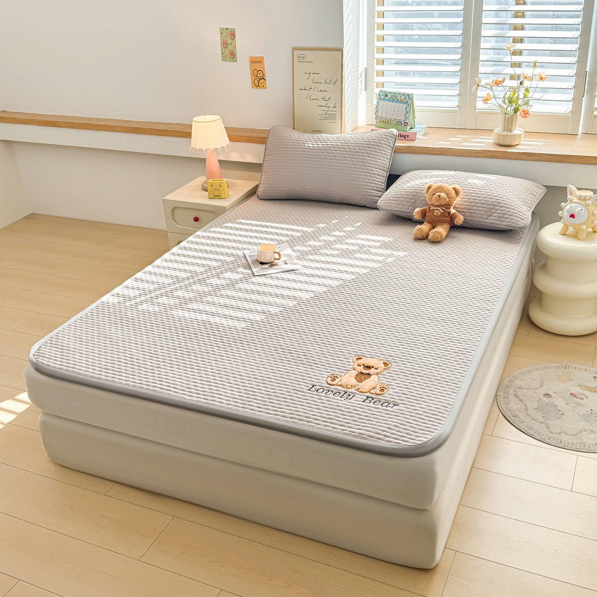 91家纺网 家纺一手货源 找家纺 （总）爱思凯家纺 2026新款皱皱纱-夹棉咖崽熊床褥-成人款