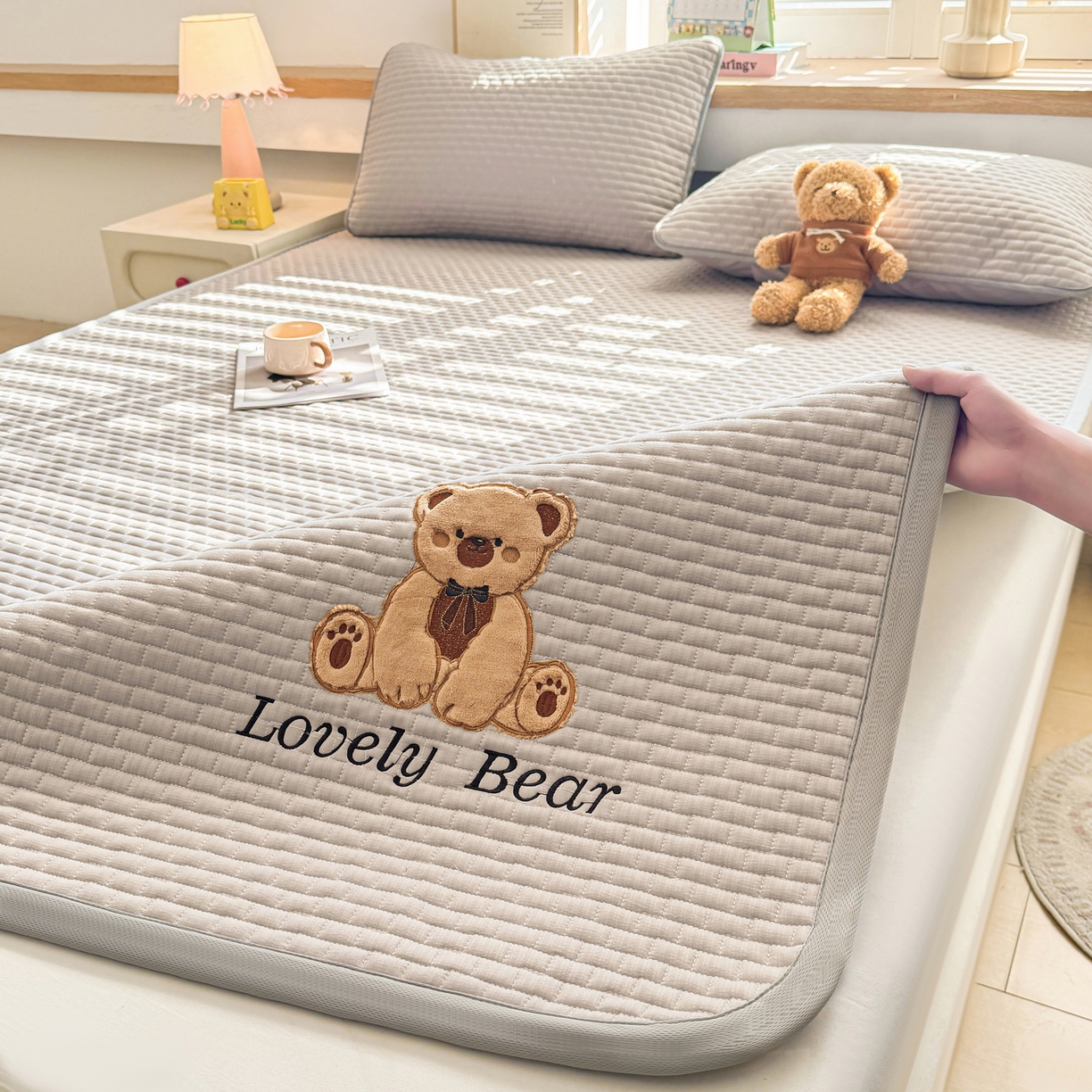 91家纺网 家纺一手货源 找家纺 （总）爱思凯家纺 2026新款皱皱纱-夹棉咖崽熊床褥-成人款