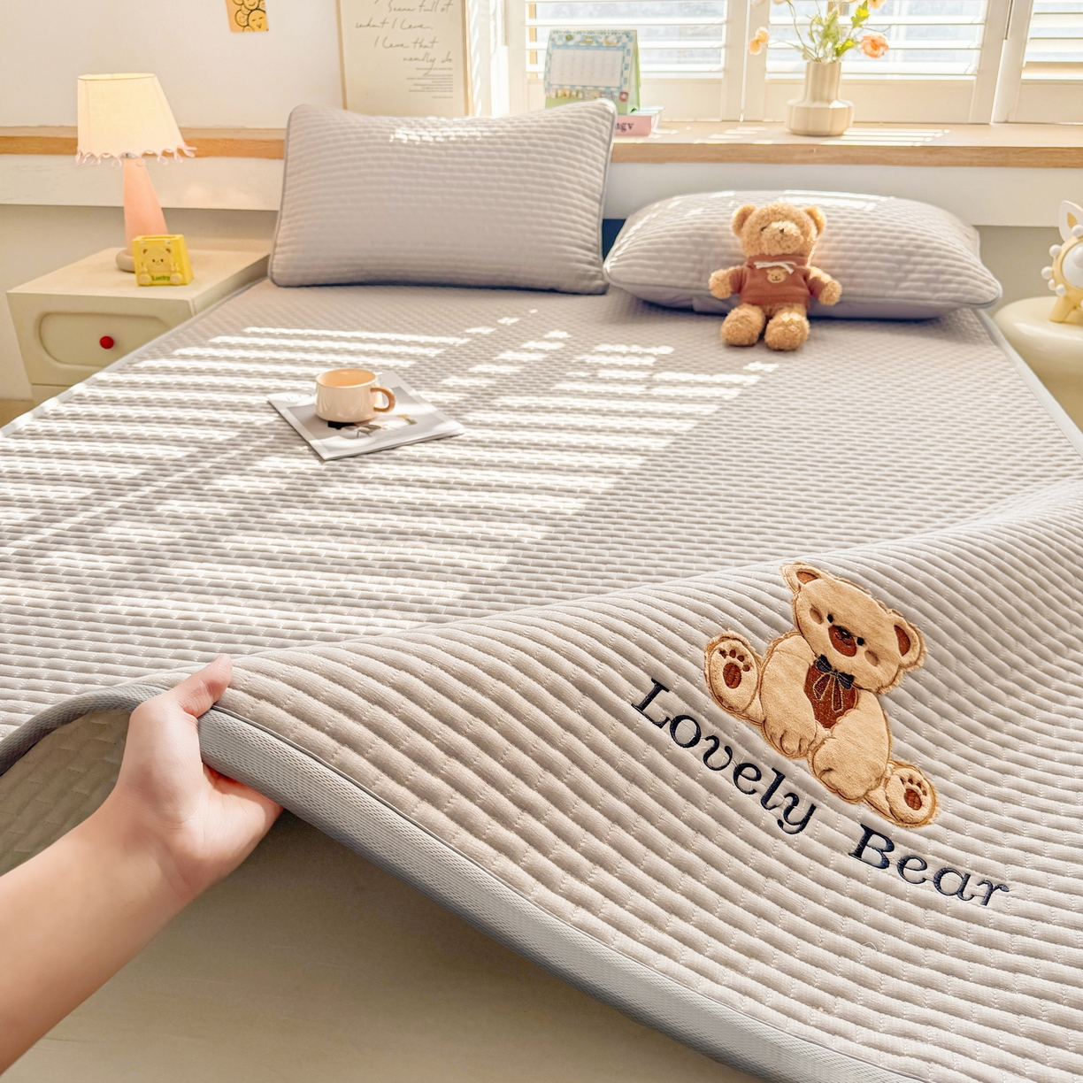 91家纺网 家纺一手货源 找家纺 （总）爱思凯家纺 2026新款皱皱纱-夹棉咖崽熊床褥-成人款