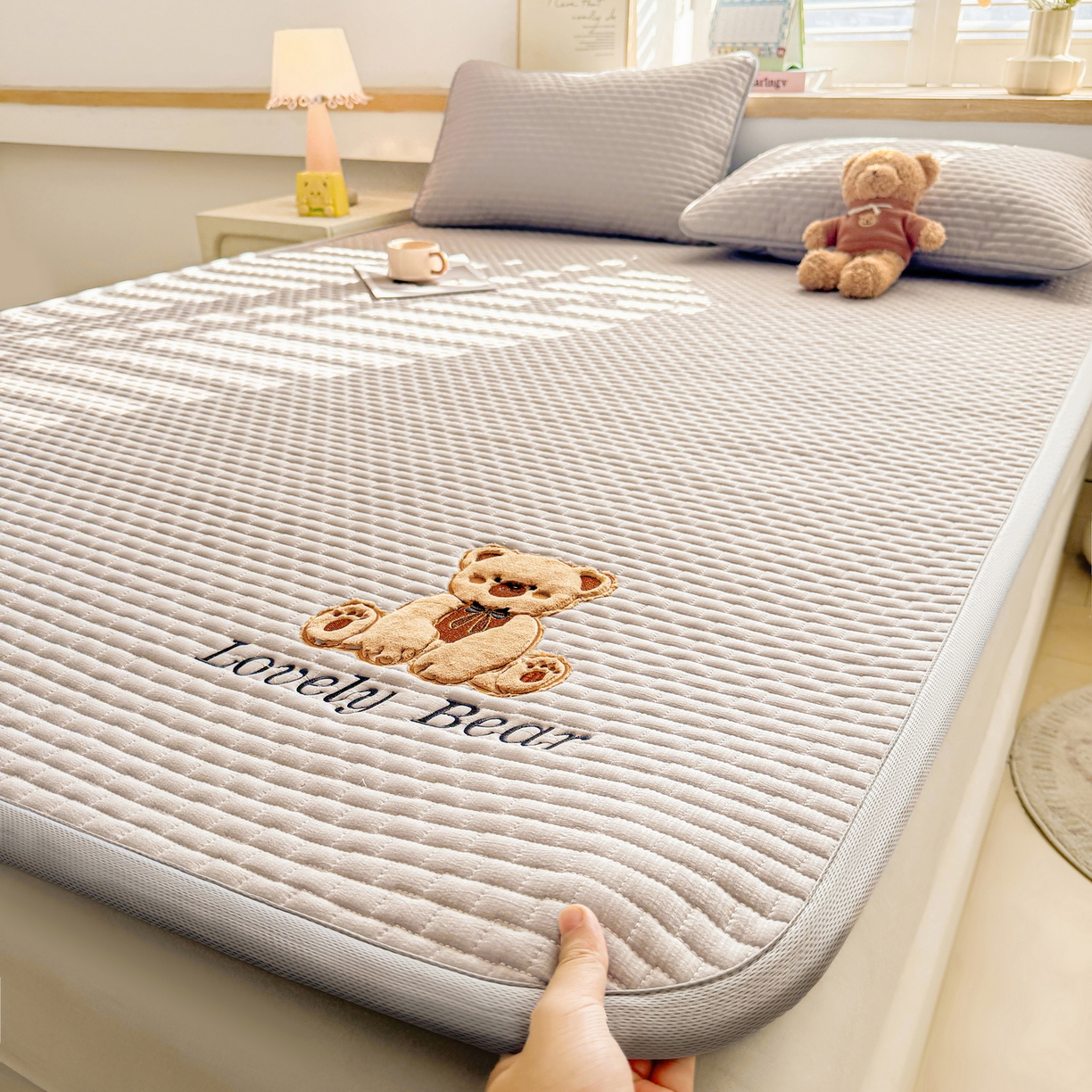 91家纺网 家纺一手货源 找家纺 （总）爱思凯家纺 2026新款皱皱纱-夹棉咖崽熊床褥-成人款