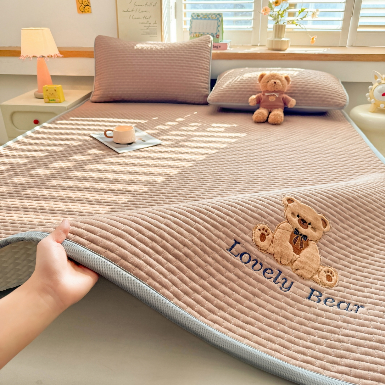 91家纺网 家纺一手货源 找家纺 （总）爱思凯家纺 2026新款皱皱纱-夹棉咖崽熊床褥-成人款