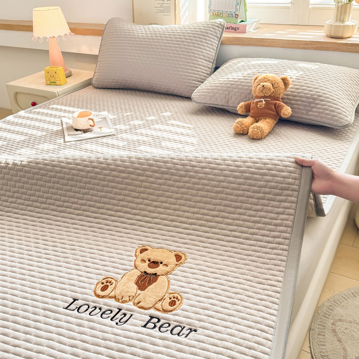 91家纺网 家纺一手货源 找家纺 （总）爱思凯家纺 2026新款皱皱纱-夹棉咖崽熊床褥-成人款