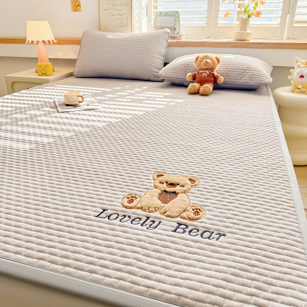 91家纺网 家纺一手货源 找家纺 （总）爱思凯家纺 2026新款皱皱纱-夹棉咖崽熊床褥-成人款