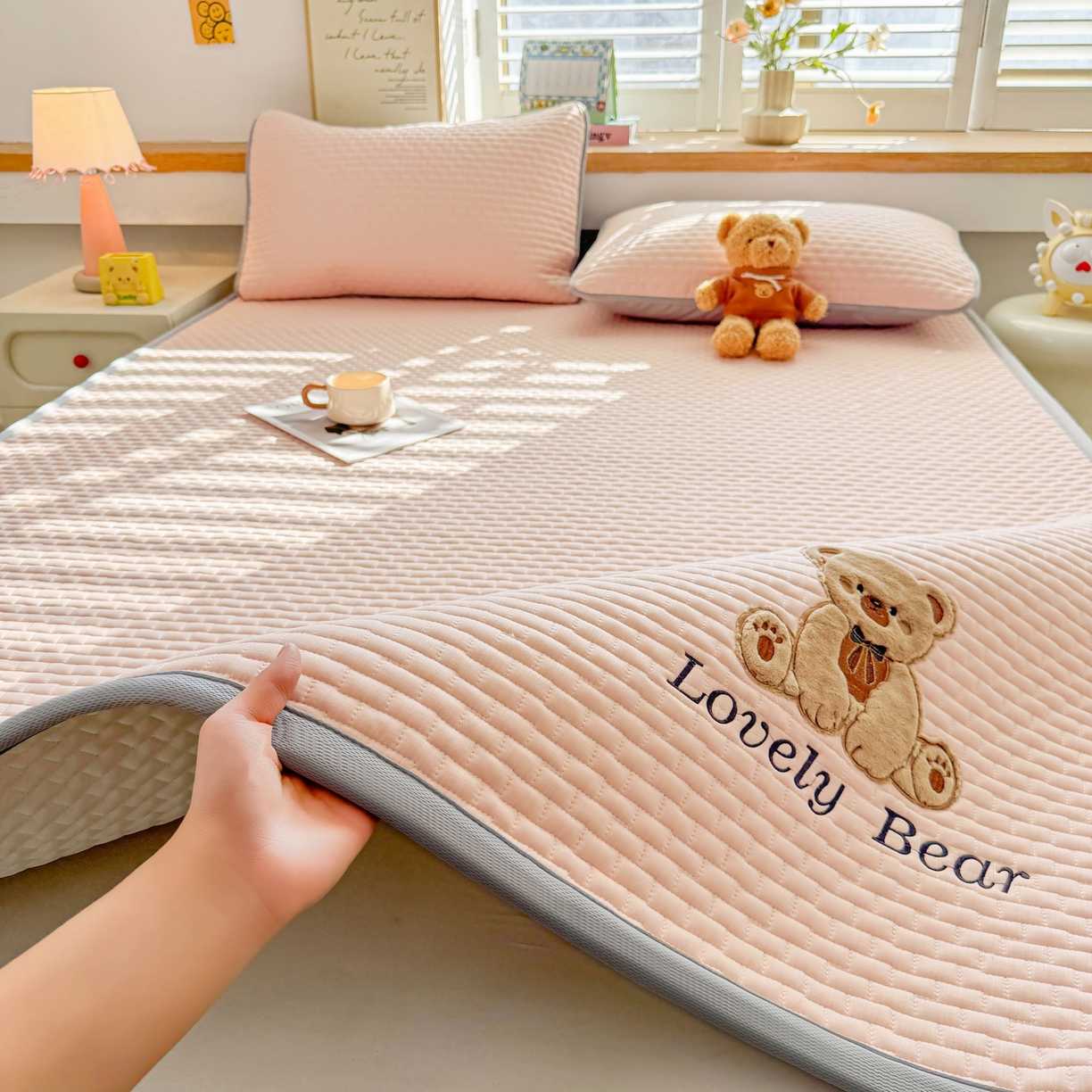 91家纺网 家纺一手货源 找家纺 （总）爱思凯家纺 2026新款皱皱纱-夹棉咖崽熊床褥-成人款