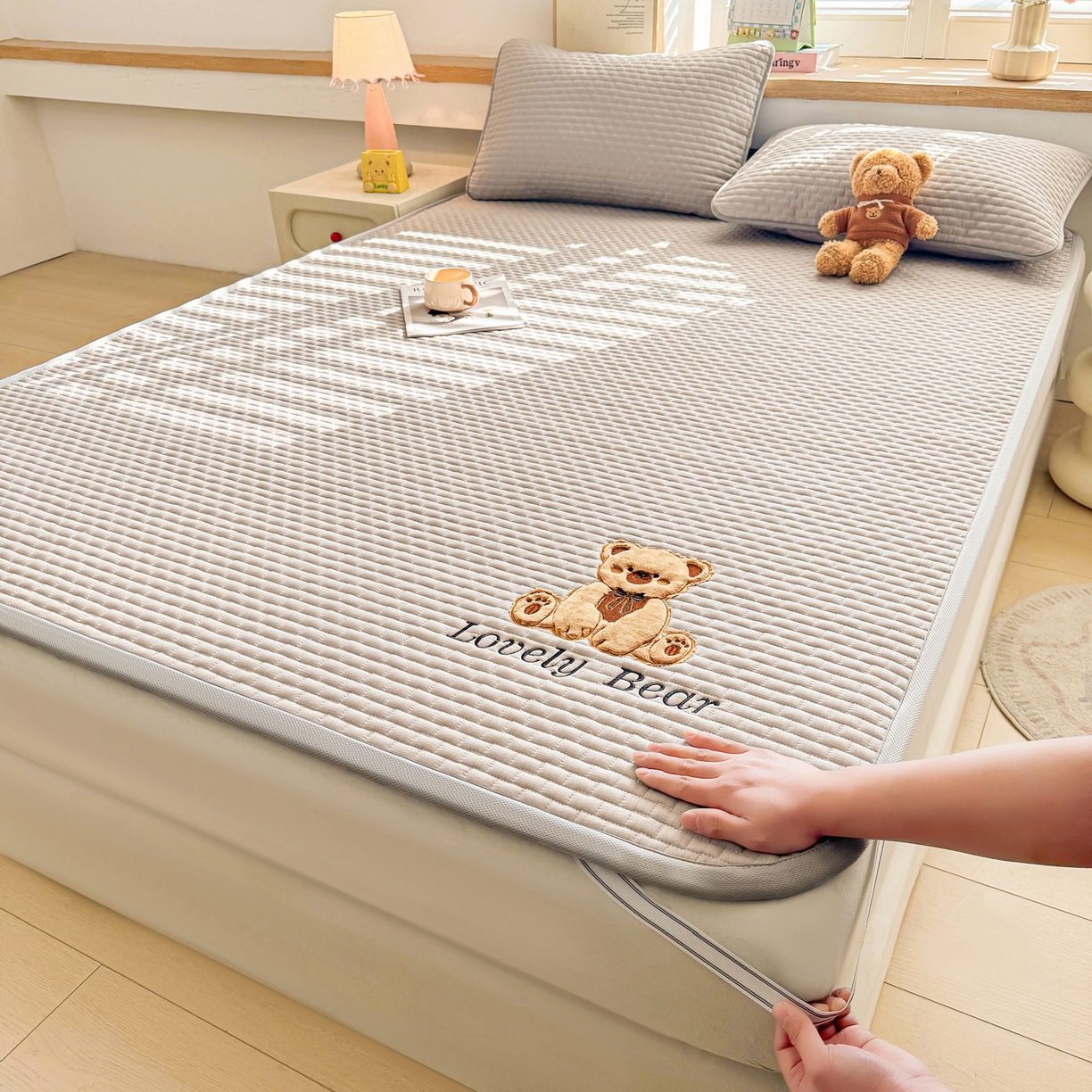 91家纺网 家纺一手货源 找家纺 （总）爱思凯家纺 2026新款皱皱纱-夹棉咖崽熊床褥-成人款