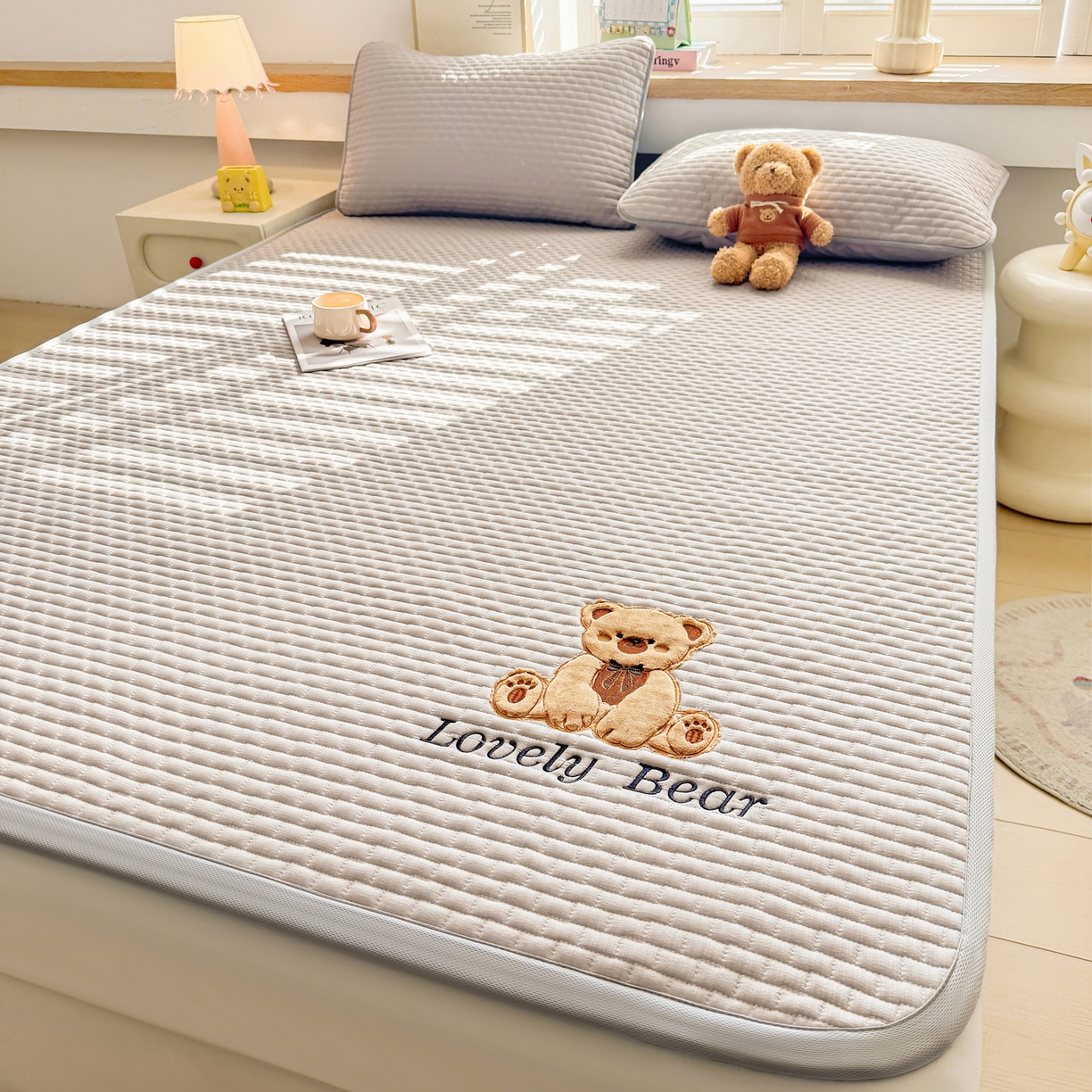 91家纺网 家纺一手货源 找家纺 （总）爱思凯家纺 2026新款皱皱纱-夹棉咖崽熊床褥-成人款