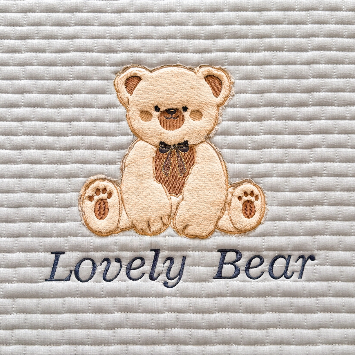 91家纺网 家纺一手货源 找家纺 （总）爱思凯家纺 2026新款皱皱纱-夹棉咖崽熊床褥-成人款