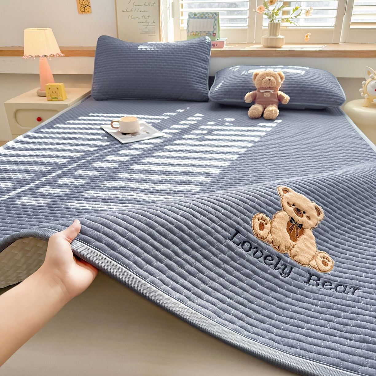 91家纺网 家纺一手货源 找家纺 （总）爱思凯家纺 2026新款皱皱纱-夹棉咖崽熊床褥-成人款