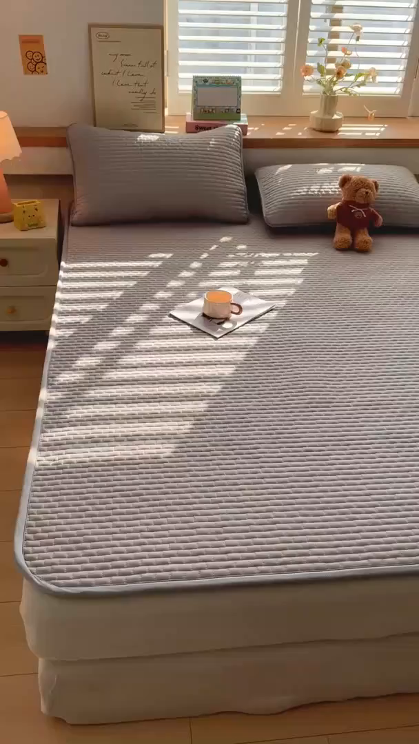 91家纺网 家纺一手货源 找家纺 （总）爱思凯家纺 2026新款皱皱纱-夹棉咖崽熊床褥-成人款