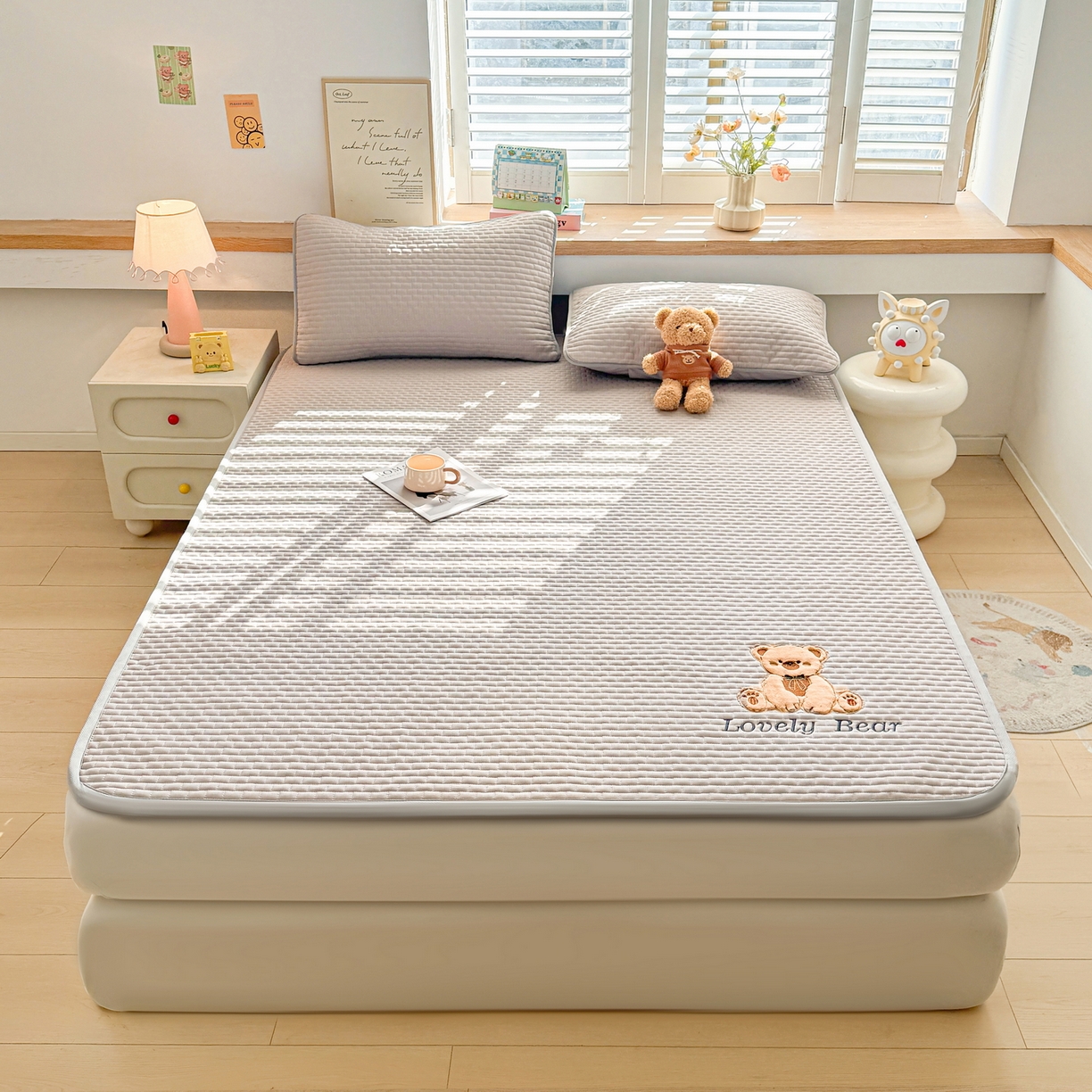 91家纺网 家纺一手货源 找家纺 （总）爱思凯家纺 2026新款皱皱纱-夹棉咖崽熊床褥-成人款