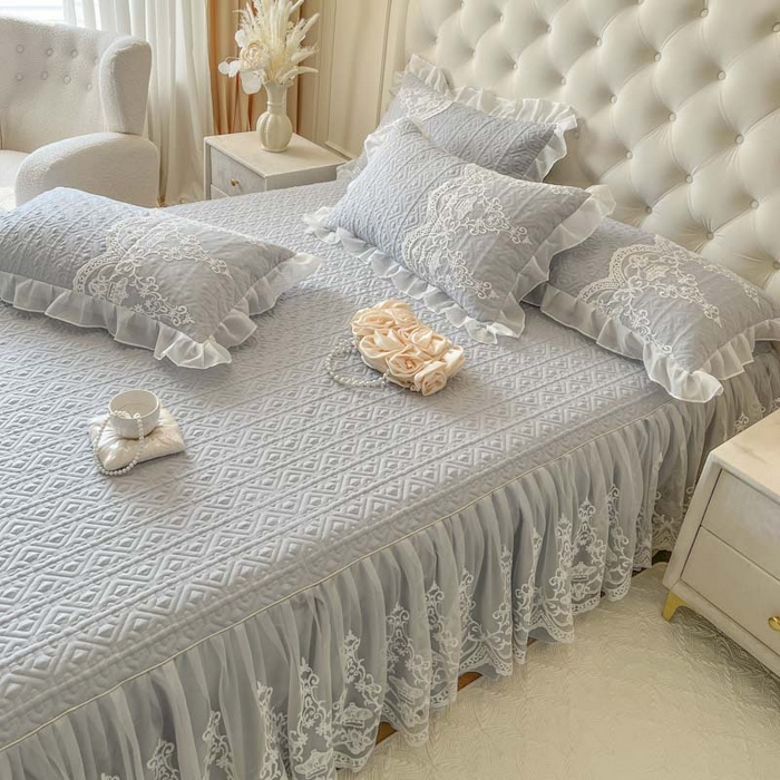 91家纺网 家纺一手货源 找家纺 恋尚 2026新款木凉淳浪漫蕾丝床裙三件套-米朵（控价115起） 米朵-浅灰