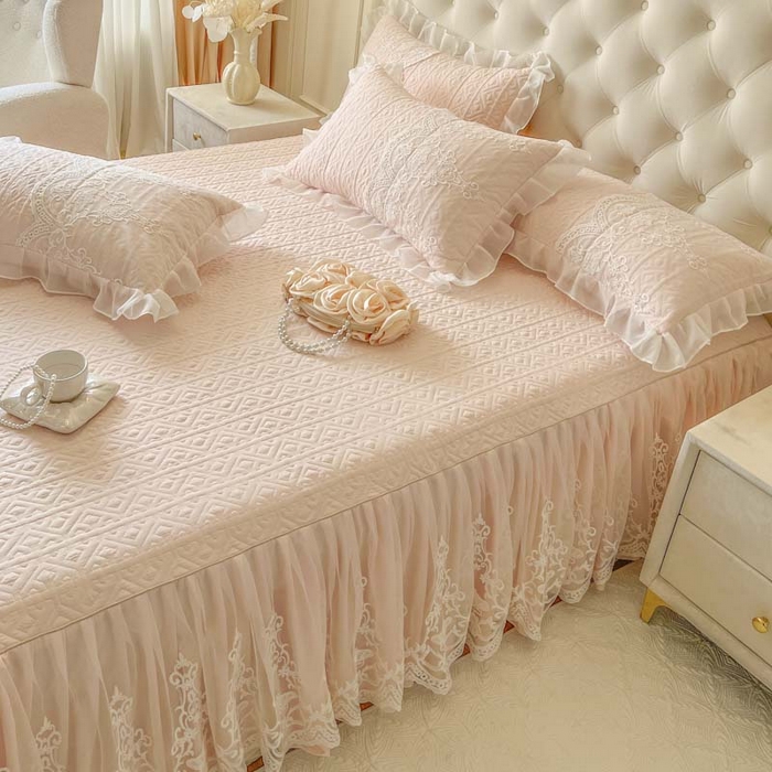 91家纺网 家纺一手货源 找家纺 恋尚 2026新款木凉淳浪漫蕾丝床裙四件套-米朵(控价220起） 米朵-淡雅玉