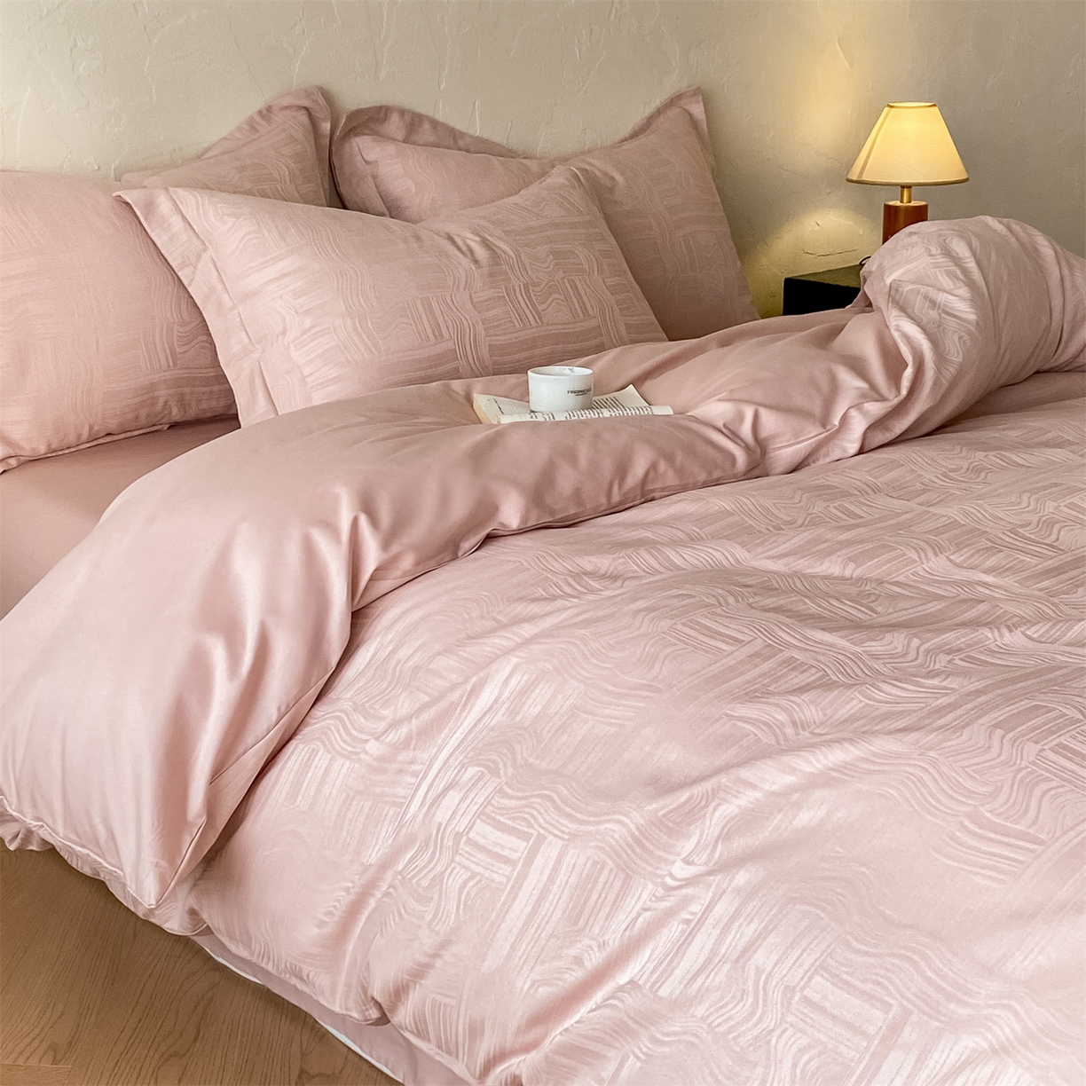 91家纺网 家纺一手货源 找家纺 笙意家纺 2026新款A版60浮雕提花B版40全棉四件套 幻纤影-粉金