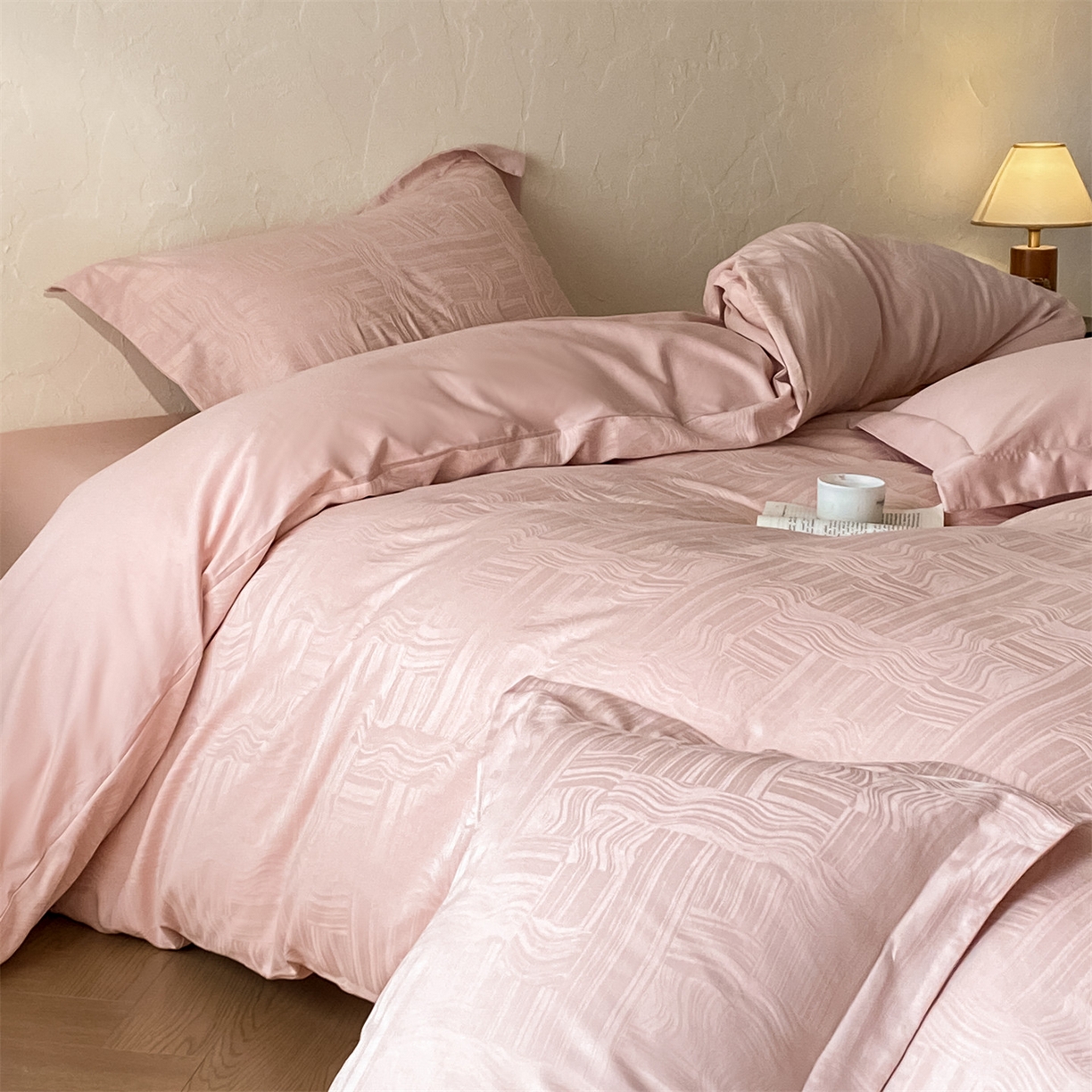 91家纺网 家纺一手货源 找家纺 笙意家纺 2026新款A版60浮雕提花B版40全棉四件套 幻纤影-粉金