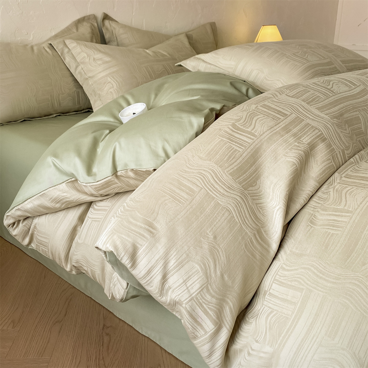 91家纺网 家纺一手货源 找家纺 笙意家纺 2026新款A版60浮雕提花B版40全棉四件套 幻纤影-浅茶色