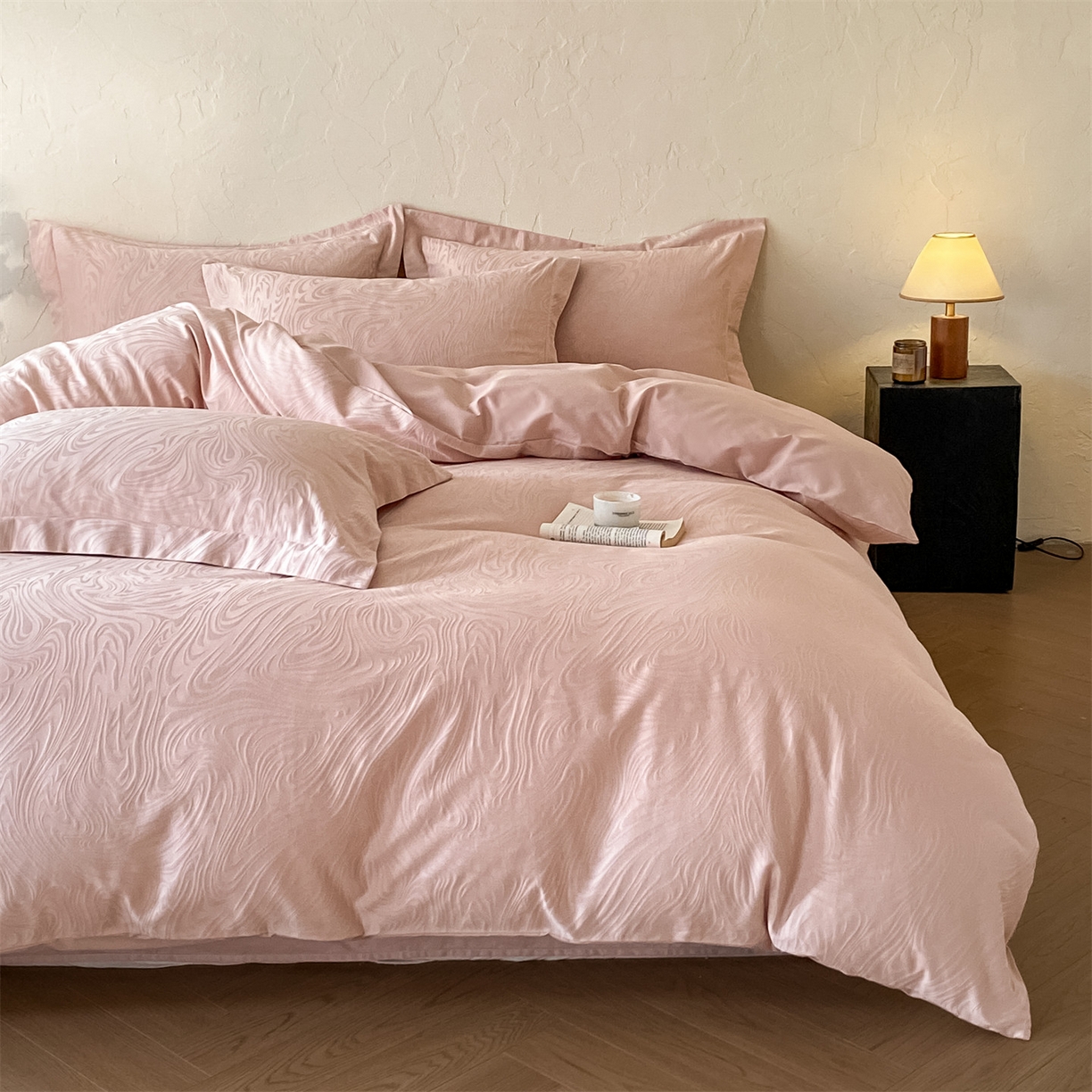 91家纺网 家纺一手货源 找家纺 笙意家纺 2026新款A版60浮雕提花B版40全棉四件套 凯迪娜-粉金