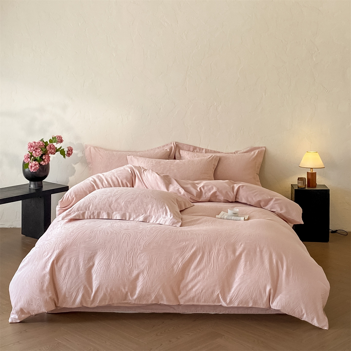 91家纺网 家纺一手货源 找家纺 笙意家纺 2026新款A版60浮雕提花B版40全棉四件套 凯迪娜-粉金