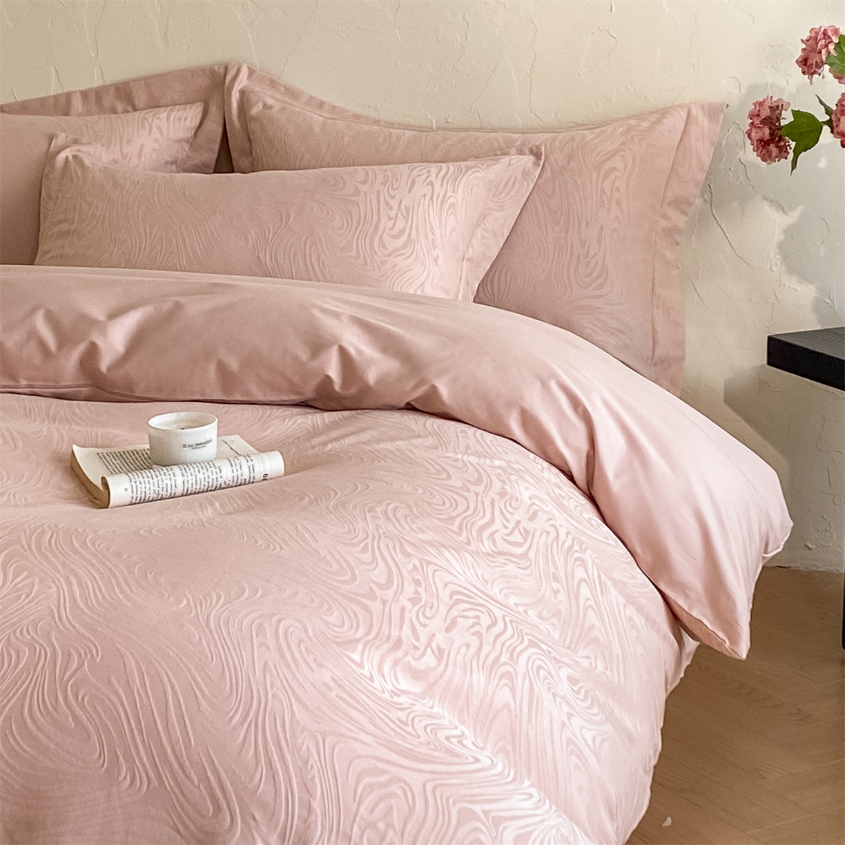 91家纺网 家纺一手货源 找家纺 笙意家纺 2026新款A版60浮雕提花B版40全棉四件套 凯迪娜-粉金