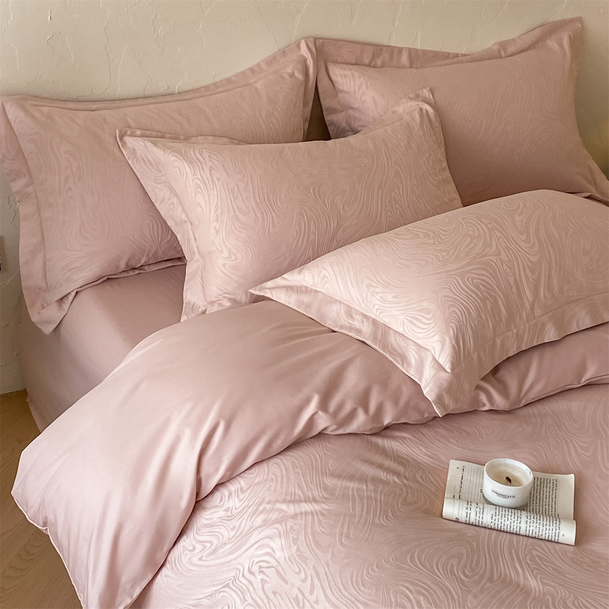 91家纺网 家纺一手货源 找家纺 笙意家纺 2026新款A版60浮雕提花B版40全棉四件套 凯迪娜-粉金