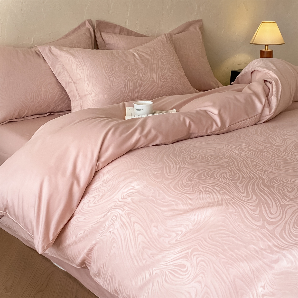 91家纺网 家纺一手货源 找家纺 笙意家纺 2026新款A版60浮雕提花B版40全棉四件套 凯迪娜-粉金