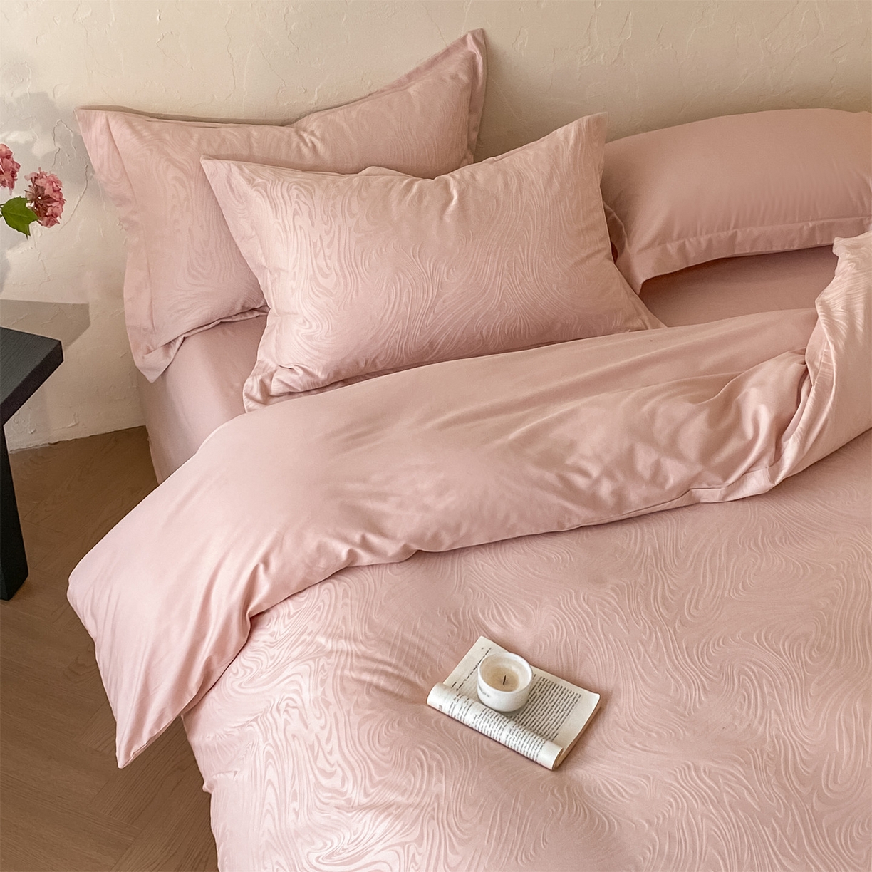 91家纺网 家纺一手货源 找家纺 笙意家纺 2026新款A版60浮雕提花B版40全棉四件套 凯迪娜-粉金