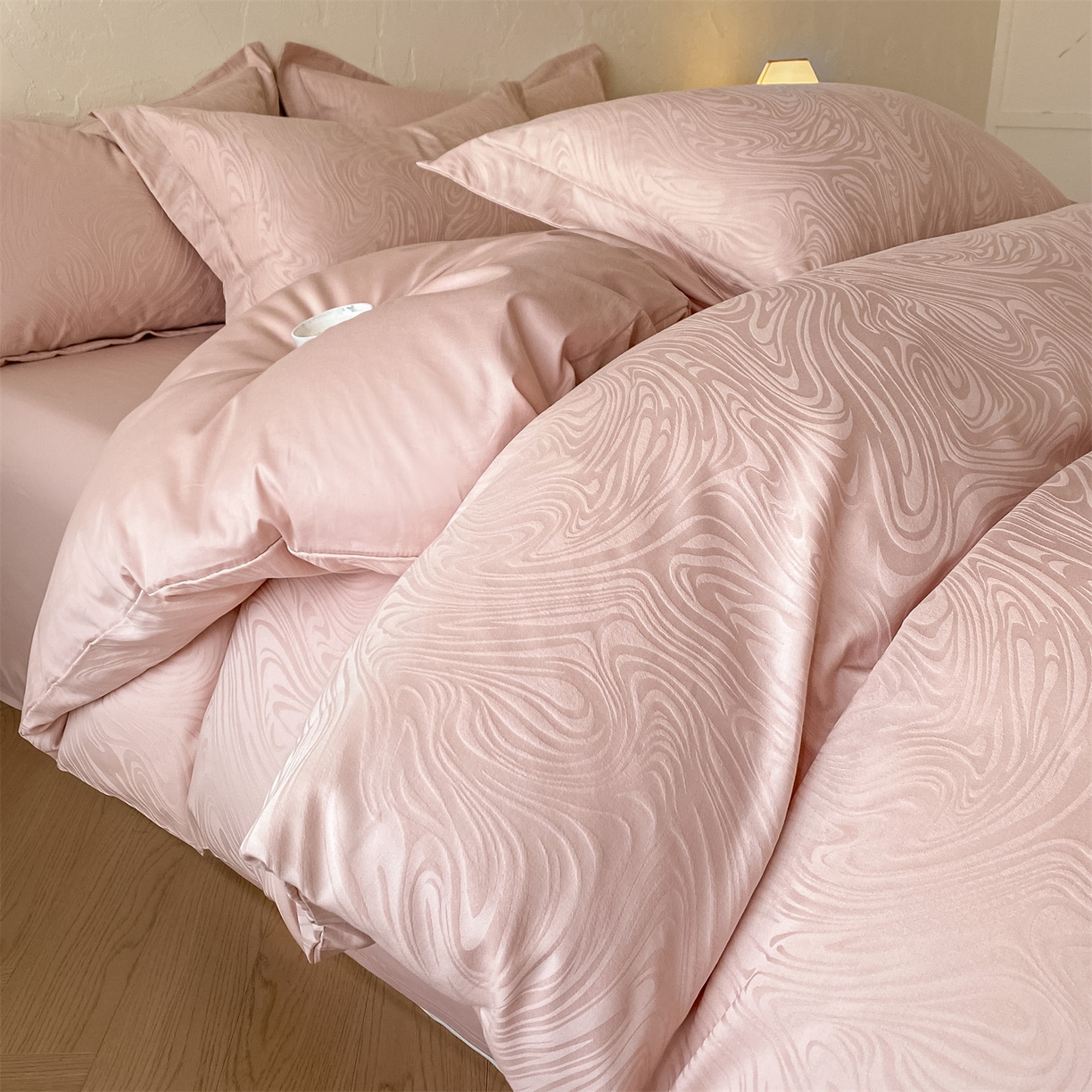 91家纺网 家纺一手货源 找家纺 笙意家纺 2026新款A版60浮雕提花B版40全棉四件套 凯迪娜-粉金