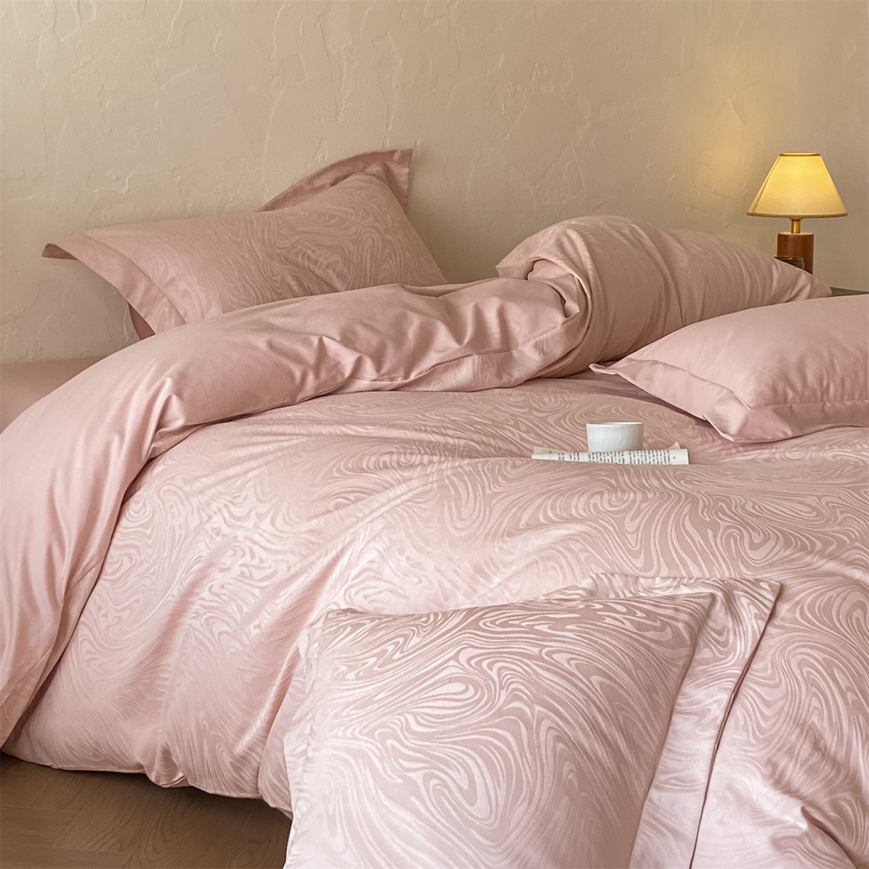 91家纺网 家纺一手货源 找家纺 笙意家纺 2026新款A版60浮雕提花B版40全棉四件套 凯迪娜-粉金