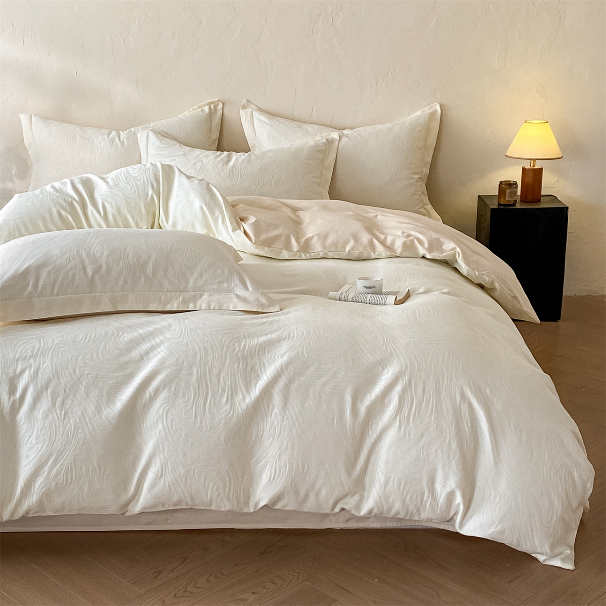 91家纺网 家纺一手货源 找家纺 笙意家纺 2026新款A版60浮雕提花B版40全棉四件套 凯迪娜-米白