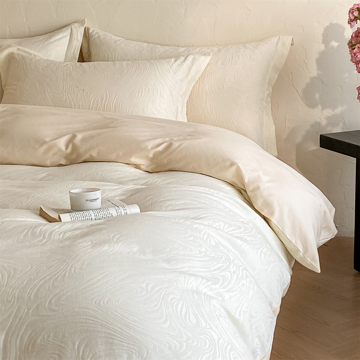 91家纺网 家纺一手货源 找家纺 笙意家纺 2026新款A版60浮雕提花B版40全棉四件套 凯迪娜-米白