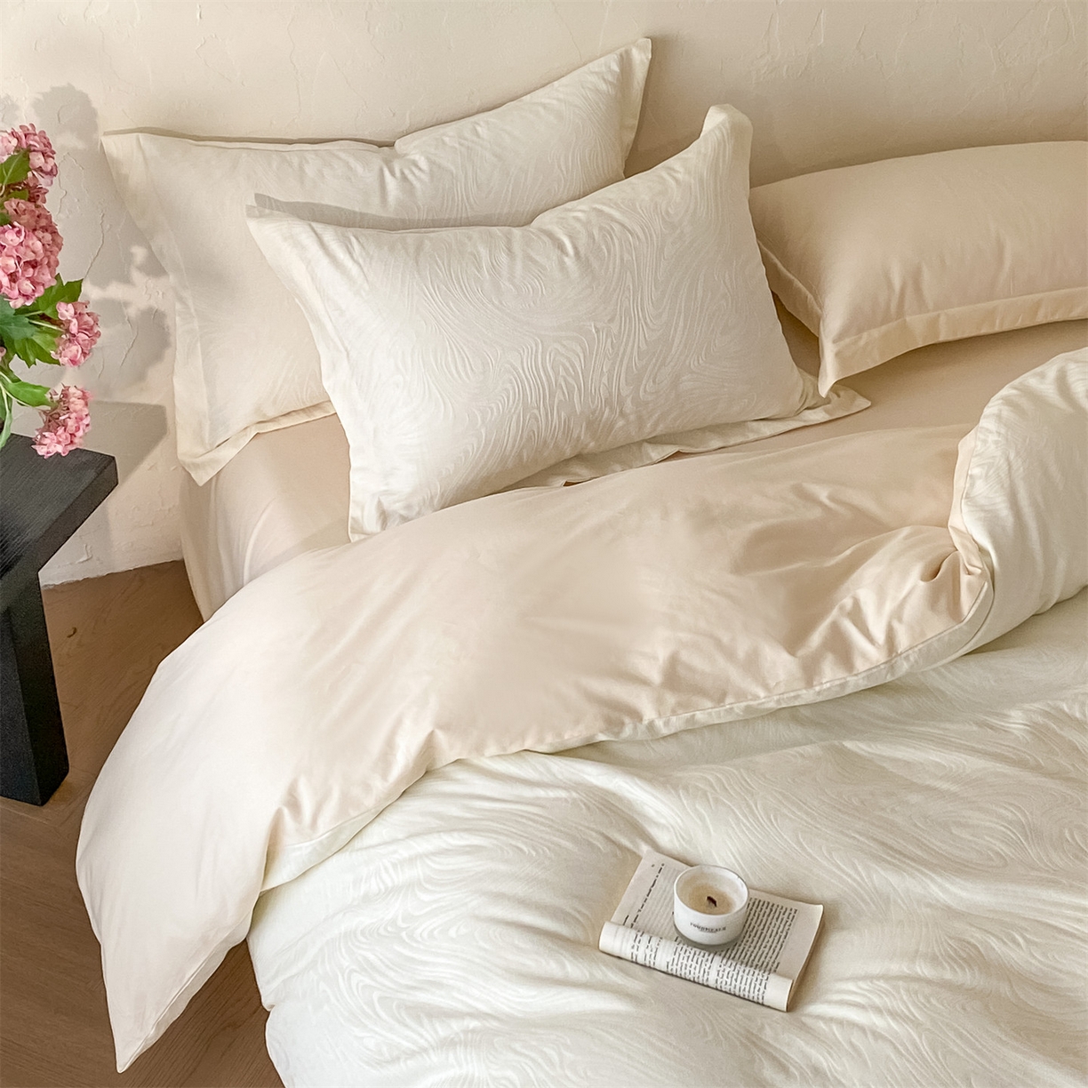 91家纺网 家纺一手货源 找家纺 笙意家纺 2026新款A版60浮雕提花B版40全棉四件套 凯迪娜-米白