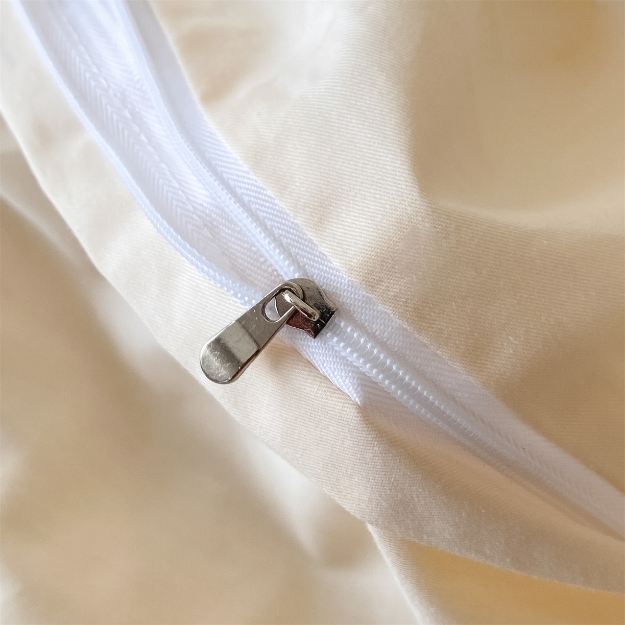 91家纺网 家纺一手货源 找家纺 笙意家纺 2026新款A版60浮雕提花B版40全棉四件套 佐冉-米白