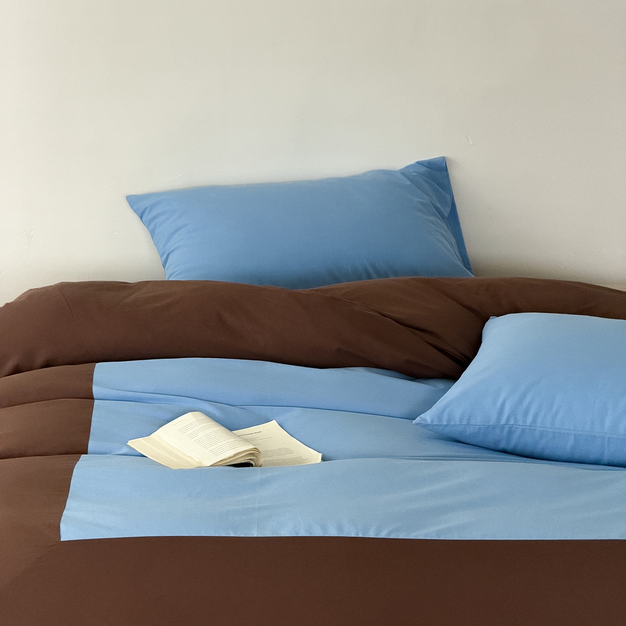 91家纺网 家纺一手货源 找家纺 （总）小春日和 2026新款设计师款纯色拼角纯棉四件套全棉简约风被套纯色床单加大被套1.8床笠无印风四件套