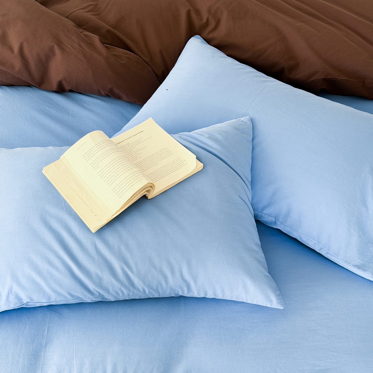 91家纺网 家纺一手货源 找家纺 小春日和 2026新款设计师款纯色拼角纯棉四件套全棉简约风被套纯色床单加大被套1.8床笠无印风四件套 暮光之城