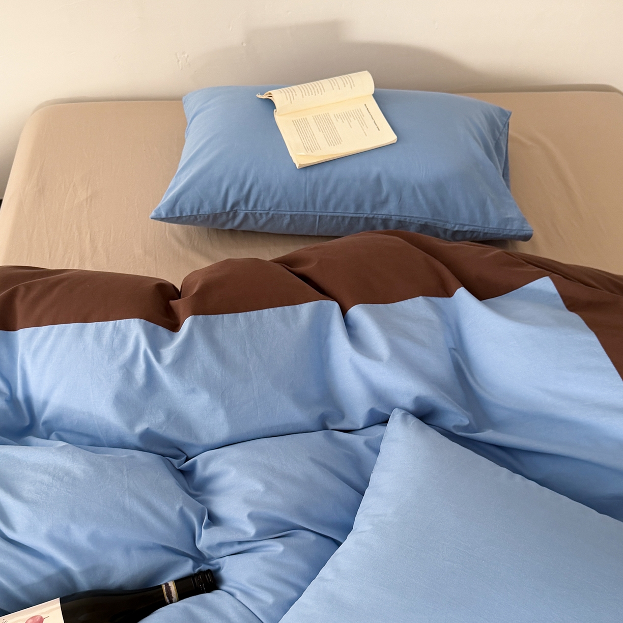 91家纺网 家纺一手货源 找家纺 小春日和 2026新款设计师款纯色拼角纯棉四件套全棉简约风被套纯色床单加大被套1.8床笠无印风四件套 暮光之城