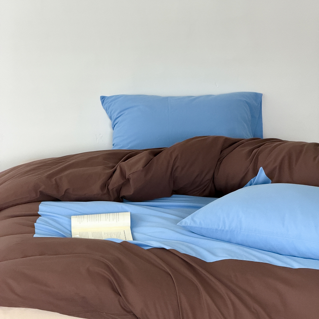 91家纺网 家纺一手货源 找家纺 小春日和 2026新款设计师款纯色拼角纯棉四件套全棉简约风被套纯色床单加大被套1.8床笠无印风四件套 暮光之城