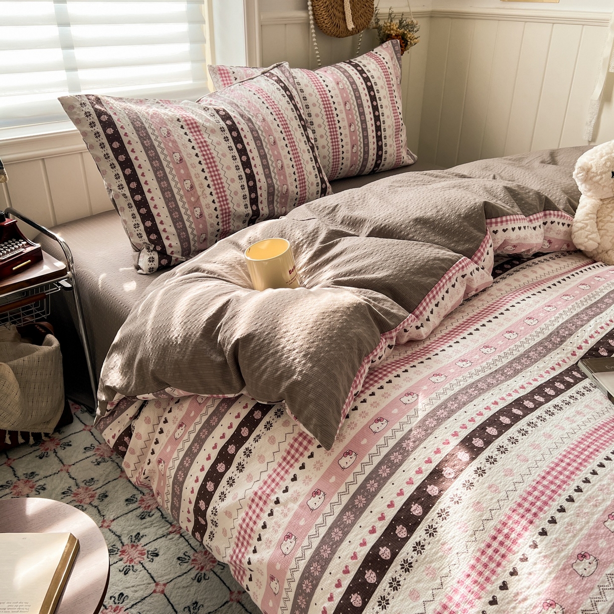 91家纺网 家纺一手货源 找家纺 水木坊 2026春夏新款高品质泡芙普通款四件套 猫咪集-粉