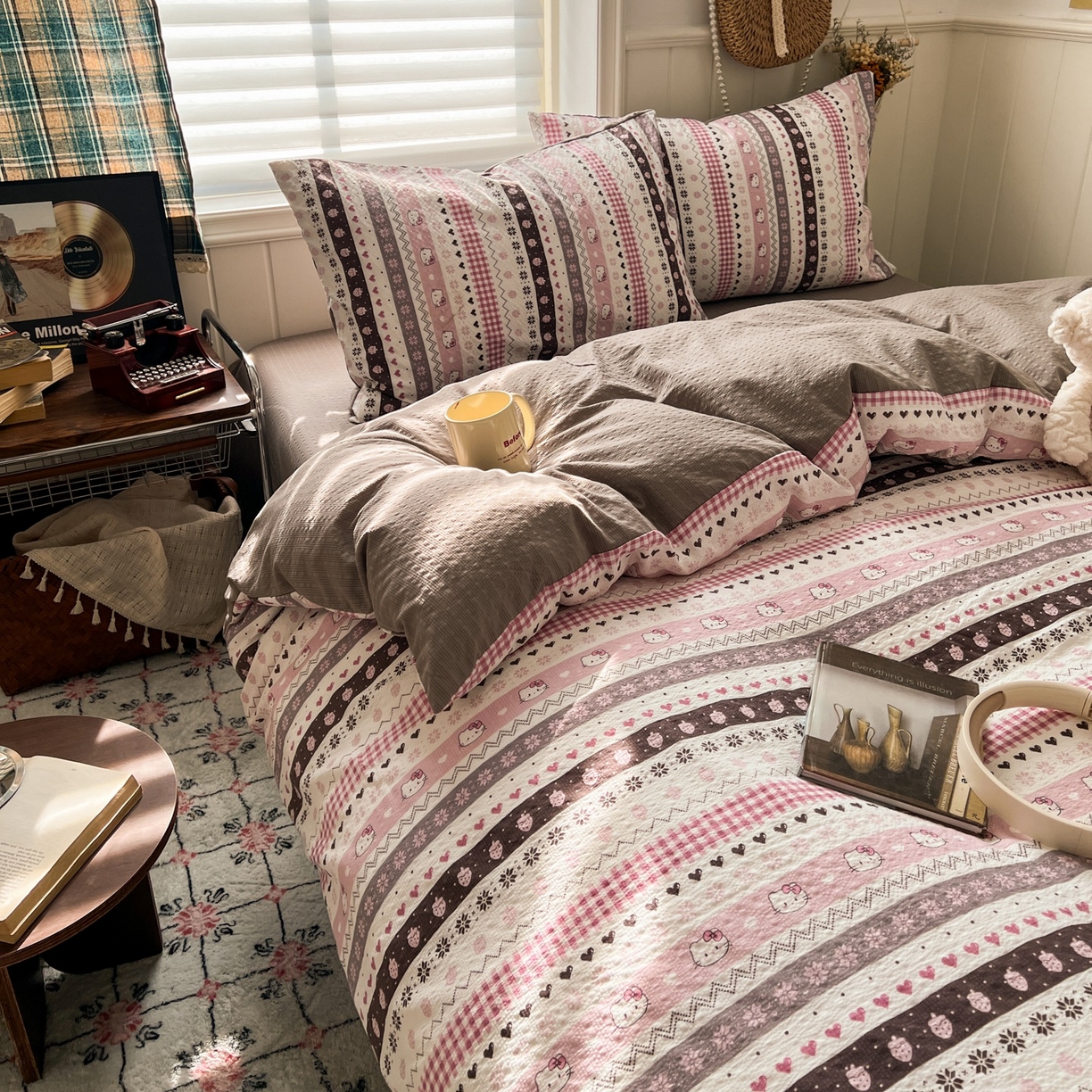 91家纺网 家纺一手货源 找家纺 水木坊 2026春夏新款高品质泡芙普通款四件套 猫咪集-粉