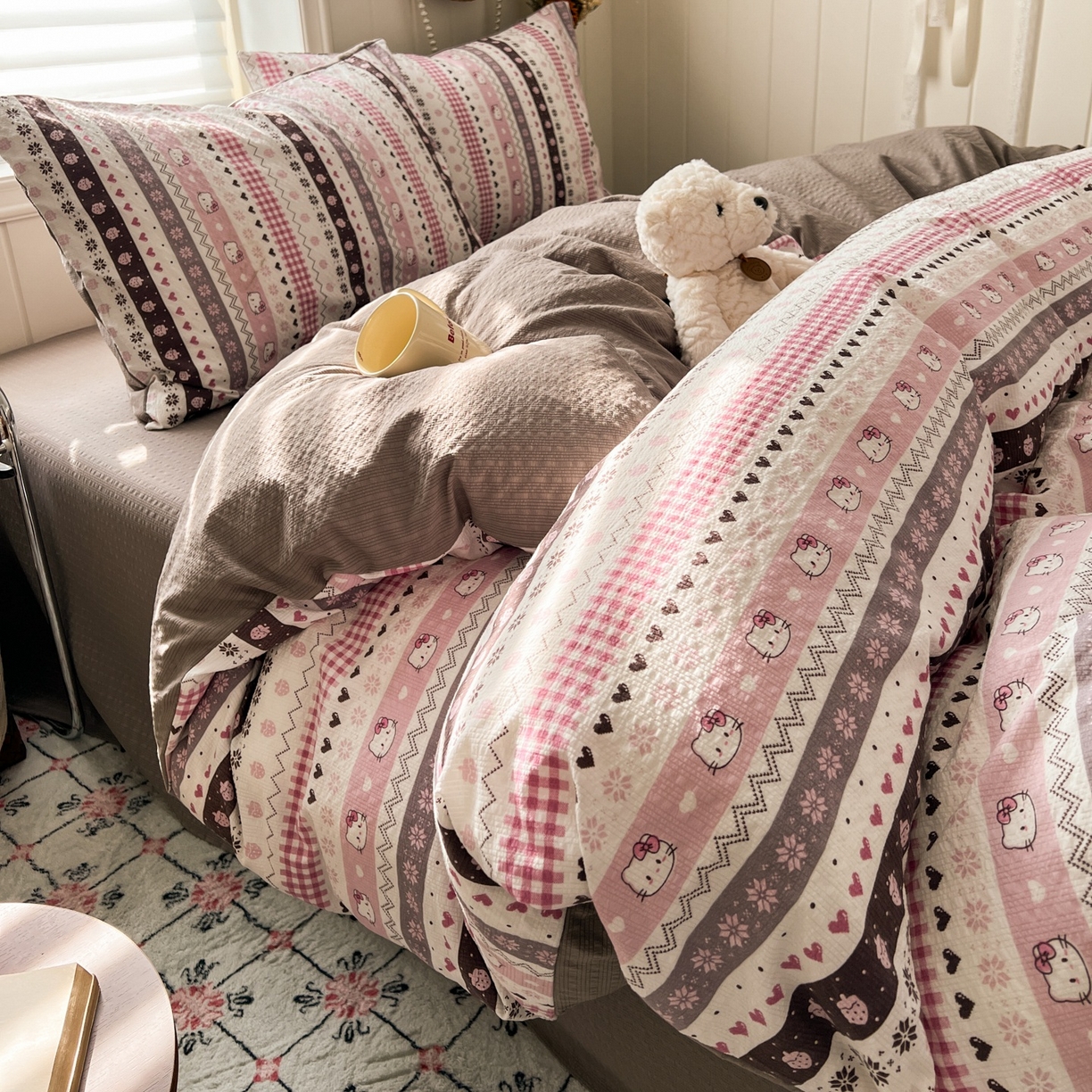 91家纺网 家纺一手货源 找家纺 水木坊 2026春夏新款高品质泡芙普通款四件套 猫咪集-粉