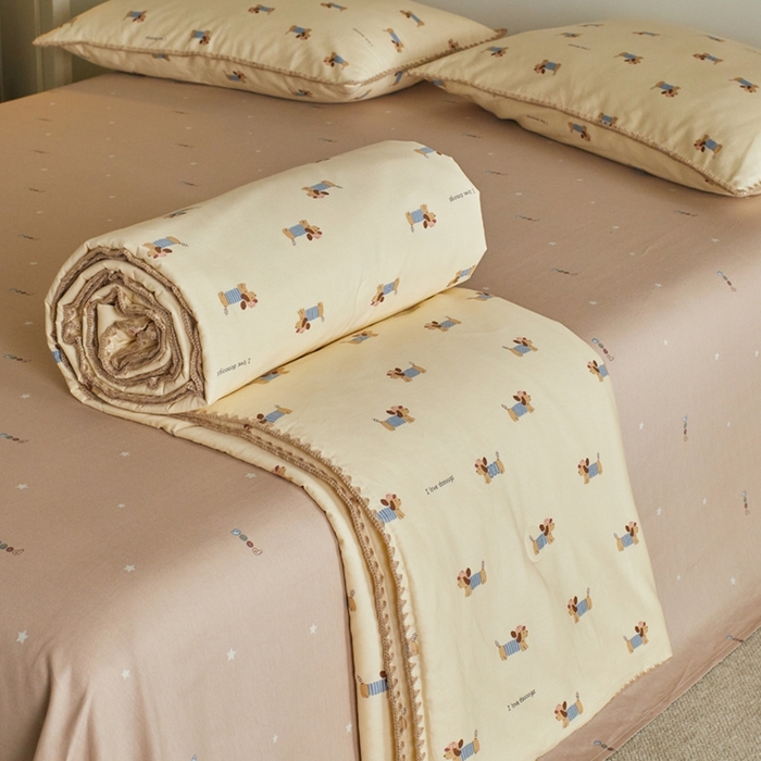 91家纺网 家纺一手货源 找家纺 暖阳 2026新款全棉贝壳边棉花夏被夏凉被空调被 咖色狗狗