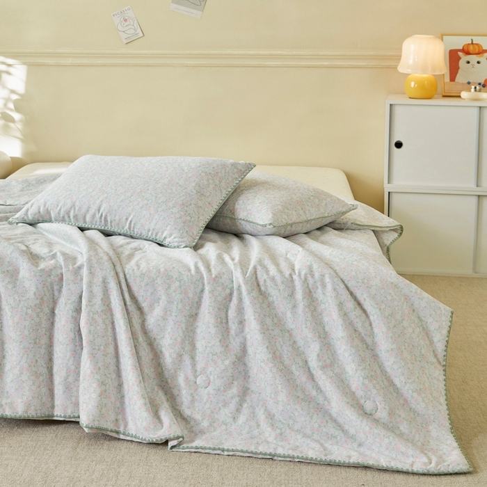 91家纺网 家纺一手货源 找家纺 暖阳 2026新款全棉贝壳边棉花夏被夏凉被空调被 花间寻梦蓝