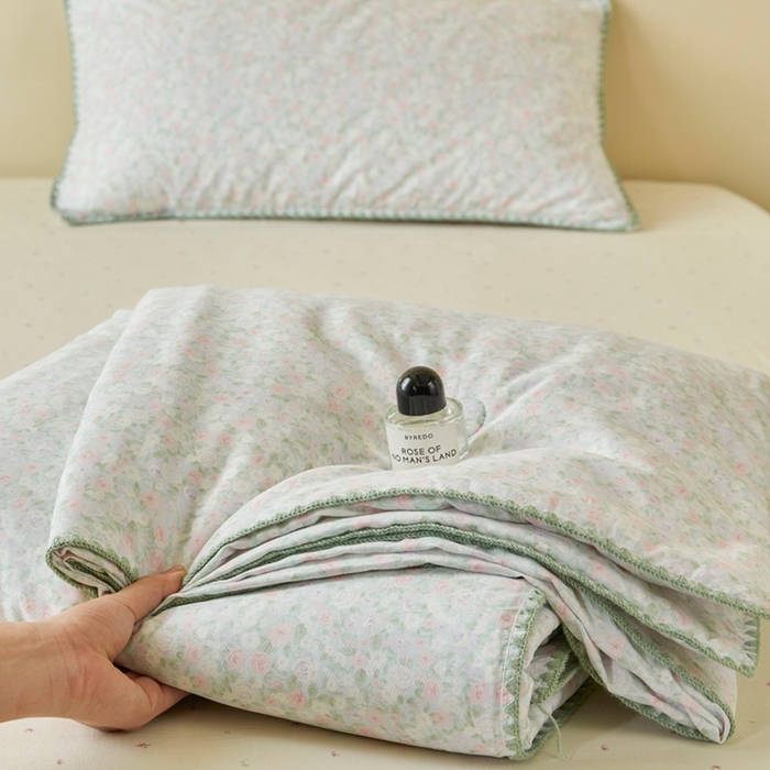 91家纺网 家纺一手货源 找家纺 暖阳 2026新款全棉贝壳边棉花夏被夏凉被空调被 花间寻梦蓝